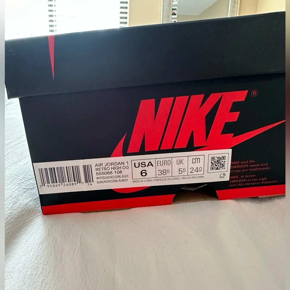 Nike Air Jordan 1 Retro High OG - Picture 2 of 9